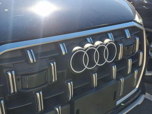 Waitomo Blue Metallic 2025 Audi Q7 45 Premium