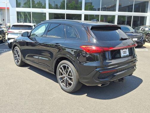 Mythos Black Metallic 2026 Audi Q5 2.0T Technik