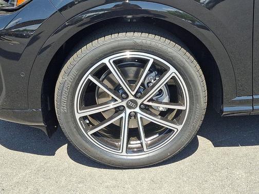 Mythos Black Metallic 2026 Audi Q5 2.0T Technik