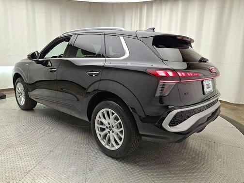 Mythos Black Metallic 2026 Audi Q3 quattro