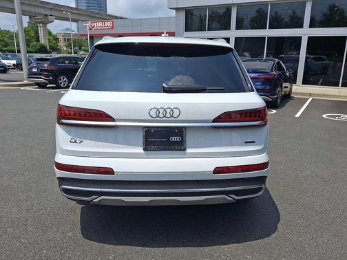 Glacier White Metallic 2023 Audi Q7 45 Premium