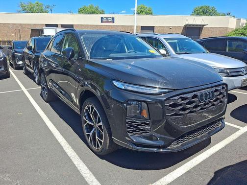 Mythos Black Metallic 2026 Audi Q3 TFSI quattro S tronic