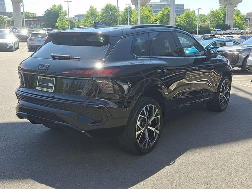 Mythos Black Metallic 2026 Audi Q3 TFSI quattro S tronic