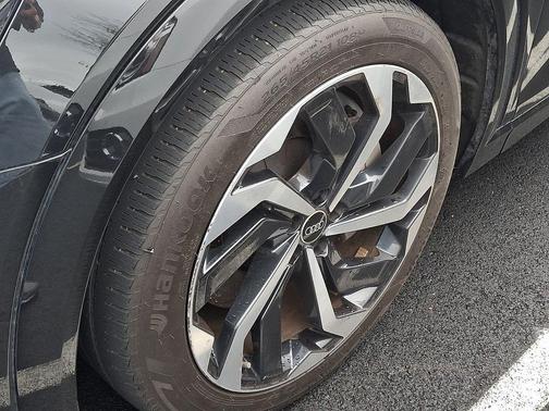 Mythos Black Metallic 2024 Audi Q8 e-tron Prestige