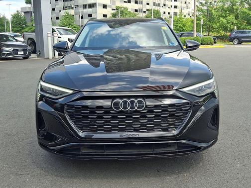 Mythos Black Metallic 2024 Audi Q8 e-tron Prestige