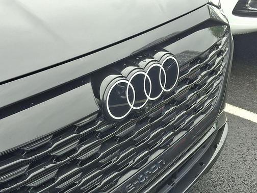 Mythos Black Metallic 2024 Audi Q8 e-tron Prestige