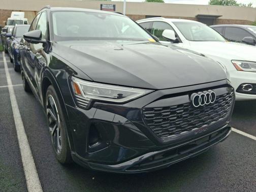 Mythos Black Metallic 2024 Audi Q8 e-tron Prestige
