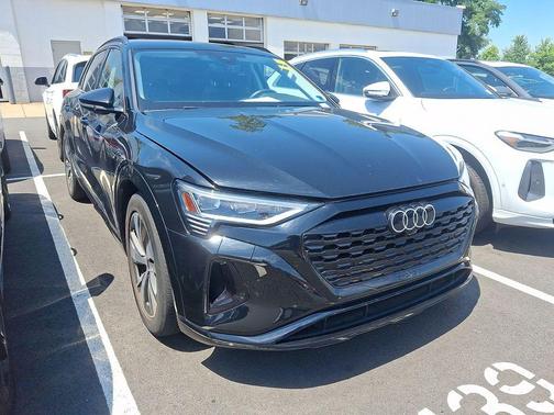 Mythos Black Metallic 2024 Audi Q8 e-tron Premium