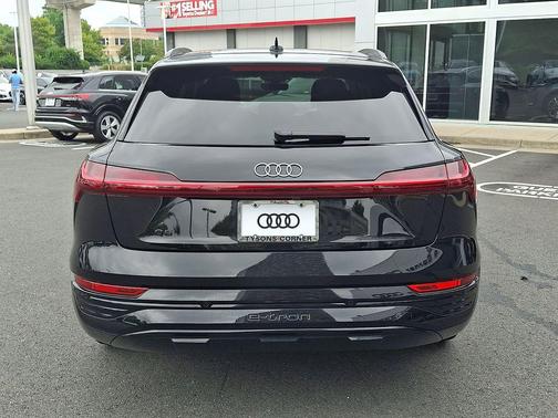Mythos Black Metallic 2024 Audi Q8 e-tron Premium
