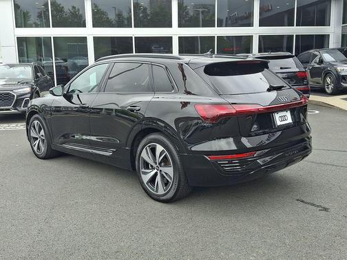 Mythos Black Metallic 2024 Audi Q8 e-tron Premium