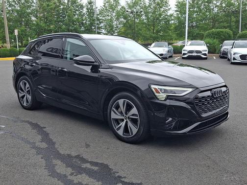 Mythos Black Metallic 2024 Audi Q8 e-tron Premium