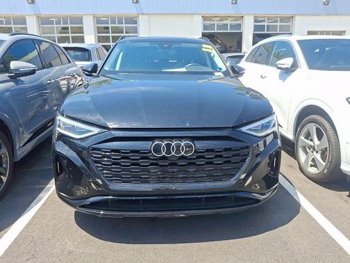 Mythos Black Metallic 2024 Audi Q8 e-tron Premium