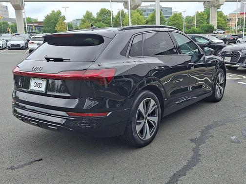Mythos Black Metallic 2024 Audi Q8 e-tron Premium