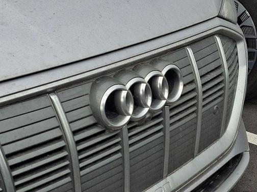 Florett Silver Metallic 2023 Audi e-tron Premium Plus quattro