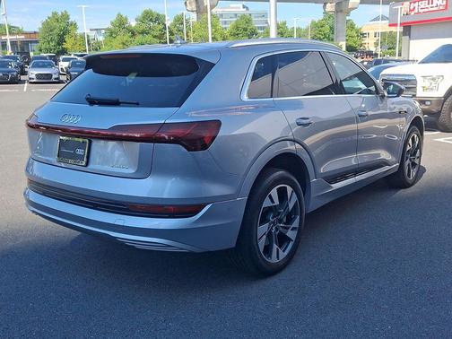 Florett Silver Metallic 2023 Audi e-tron Premium Plus quattro