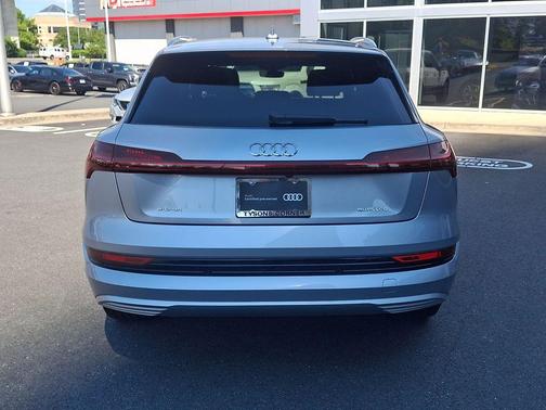 Florett Silver Metallic 2023 Audi e-tron Premium Plus quattro