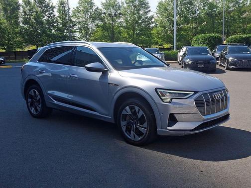 Florett Silver Metallic 2023 Audi e-tron Premium Plus quattro