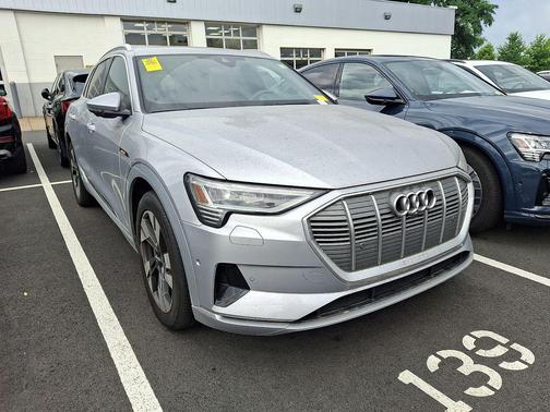 Florett Silver Metallic 2023 Audi e-tron Premium Plus quattro