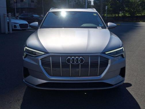 Florett Silver Metallic 2023 Audi e-tron Premium Plus quattro