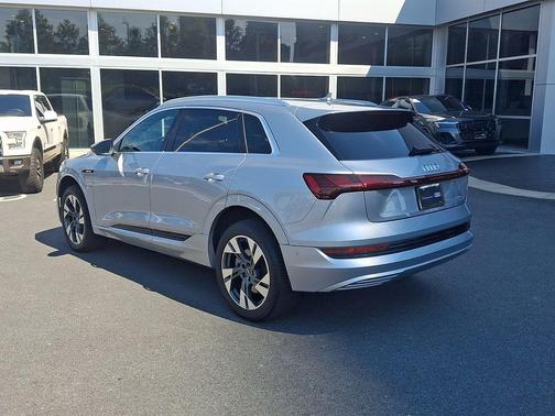 Florett Silver Metallic 2023 Audi e-tron Premium Plus quattro