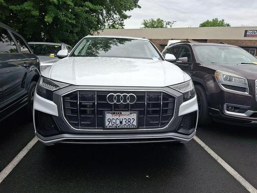 Glacier White Metallic 2023 Audi Q8 55 Premium Plus