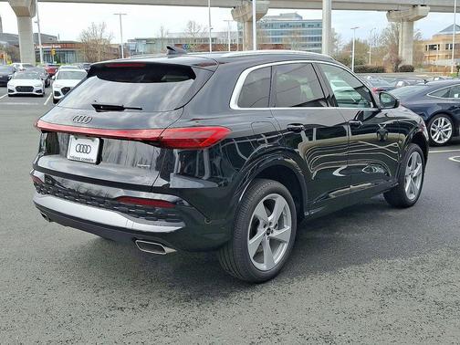 Mythos Black Metallic 2026 Audi Q5 Premium Plus TFSI quattro S tronic