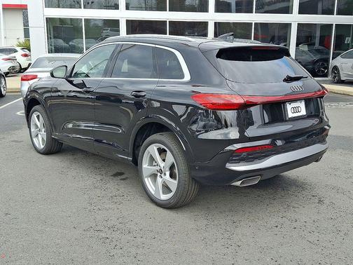 Mythos Black Metallic 2026 Audi Q5 Premium Plus TFSI quattro S tronic