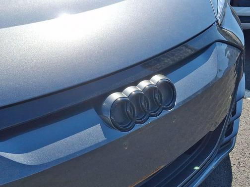 Daytona Gray Pearl Effect 2023 Audi e-tron GT Prestige quattro