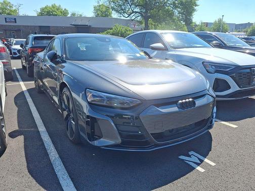 Daytona Gray Pearl Effect 2023 Audi e-tron GT Prestige quattro