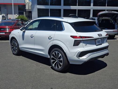 Glacier White Metallic 2026 Audi Q3 TFSI quattro S tronic