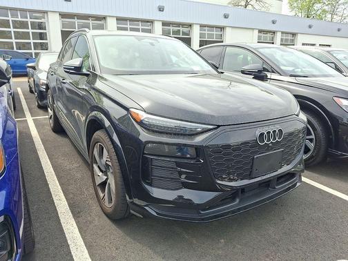 Mythos Black Metallic 2025 Audi Q6 e-tron Premium Plus quattro