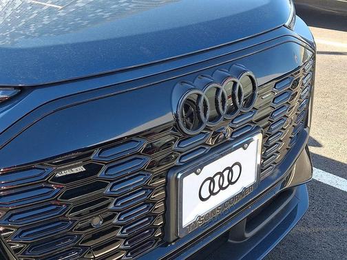 Plasma Blue Metallic 2027 Audi Q6 e-tron Prestige