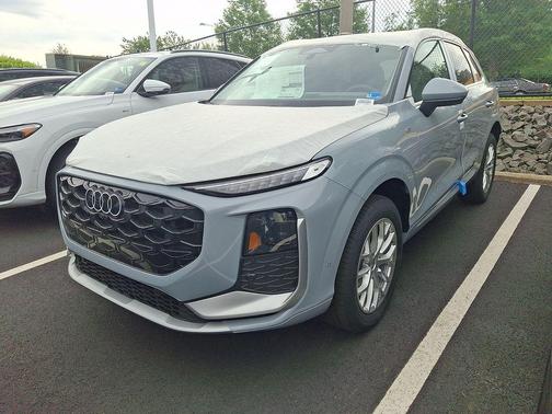 Arrow Gray Pearl Effect 2026 Audi Q3 TFSI quattro S tronic