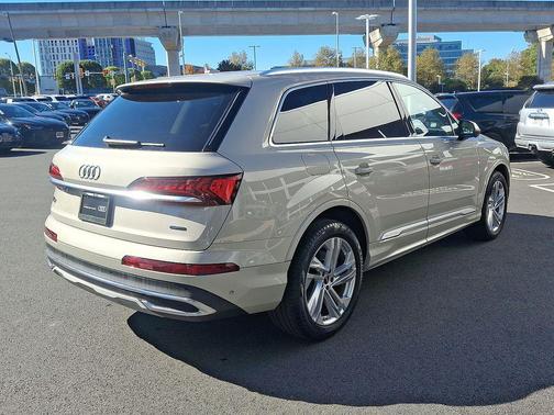 2022 Audi Q7 45 Premium Plus