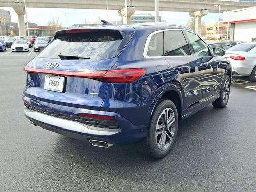 Navarra Blue Metallic 2026 Audi Q5 Premium Plus TFSI quattro S tronic