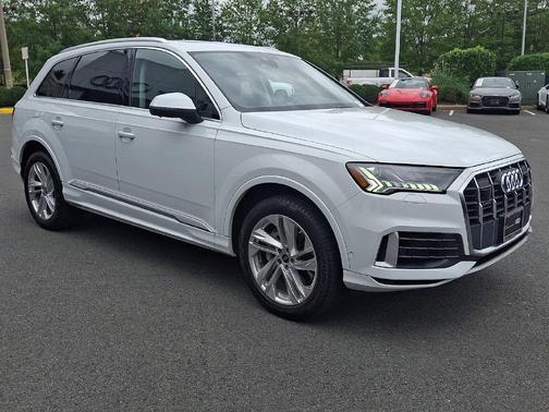 Glacier White Metallic 2023 Audi Q7 55 Premium
