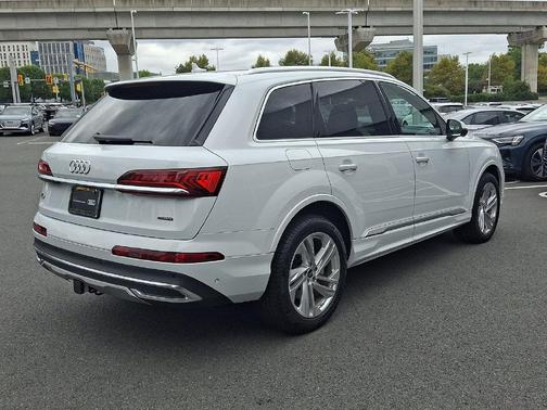 Glacier White Metallic 2023 Audi Q7 55 Premium