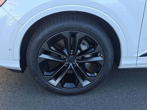 Glacier White Metallic 2026 Audi Q7 55 Premium Plus