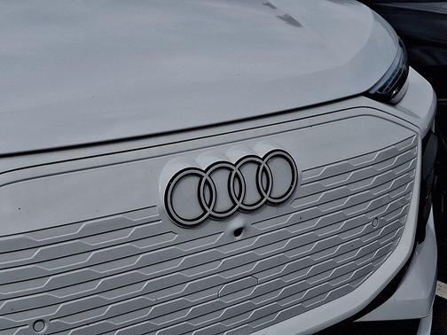 Glacier White 2025 Audi Q6 e-tron Premium Plus quattro