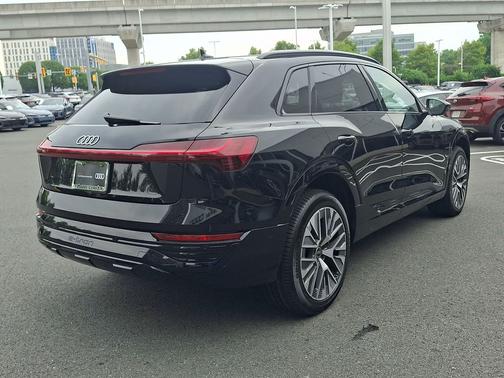 Mythos Black Metallic 2024 Audi Q8 e-tron Prestige