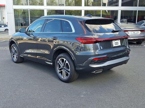 Tambora Gray Metallic 2026 Audi Q5 Premium TFSI quattro S tronic