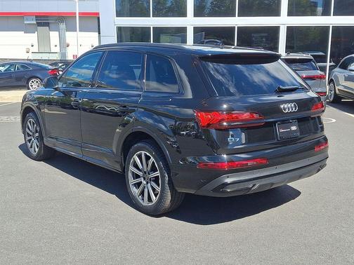 Mythos Black Metallic 2023 Audi Q7 45 Premium Plus