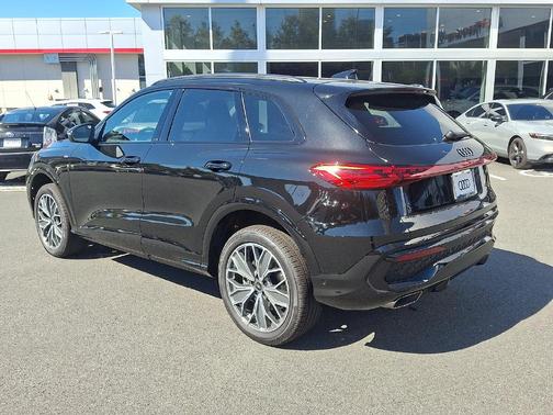 Mythos Black Metallic 2026 Audi Q5 Premium Plus TFSI quattro S tronic