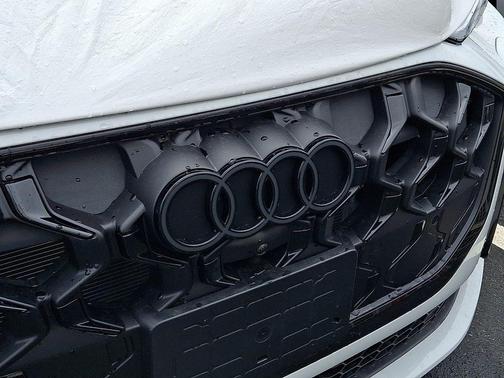 Glacier White Metallic 2026 Audi Q5 2.0T Technik