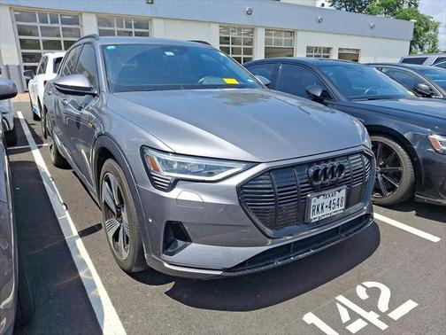 2022 Audi e-tron Premium Plus
