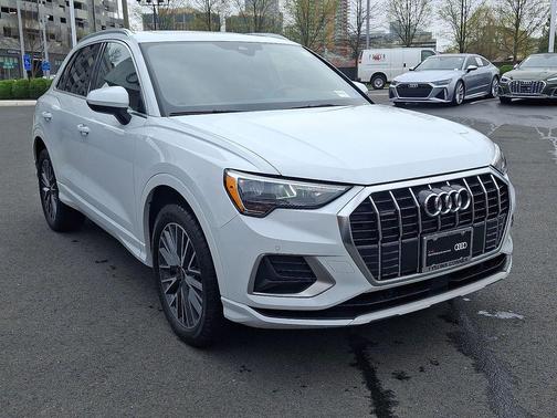 Glacier White Metallic 2022 Audi Q3 40 Premium