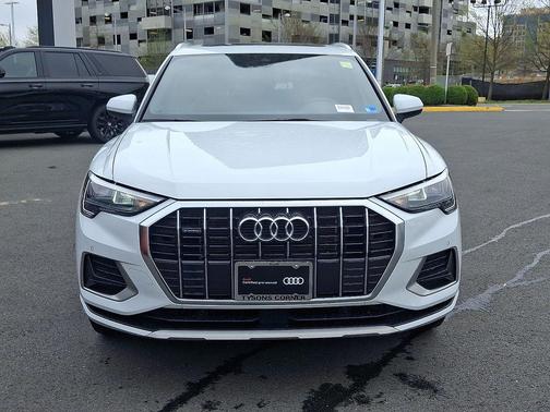 Glacier White Metallic 2022 Audi Q3 40 Premium