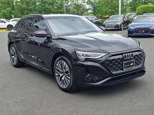 Mythos Black Metallic 2024 Audi Q8 e-tron Premium Plus