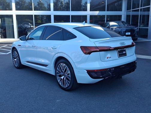 Glacier White Metallic 2024 Audi Q8 e-tron Premium Plus