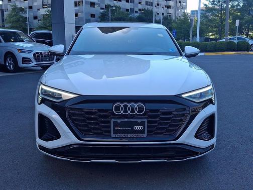 Glacier White Metallic 2024 Audi Q8 e-tron Premium Plus